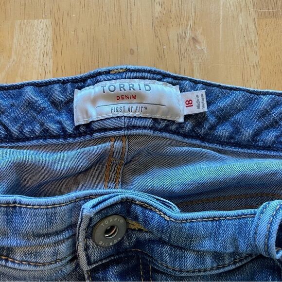 Women’s Torrid Denim Jean shorts size 18 distressed long shorts - Picture 3 of 5